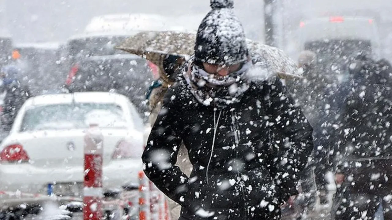 Meteoroloji, AKOM ve Valilikten peş peşe uyarılar! İstanbullular dikkat! Kar yağışı kaç gün sürecek?