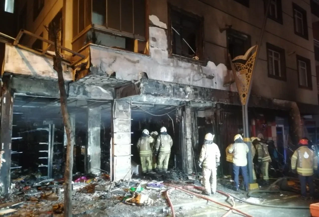 Pendik’te korkutan yangın! Oyuncak dükkanı alevlere teslim oldu