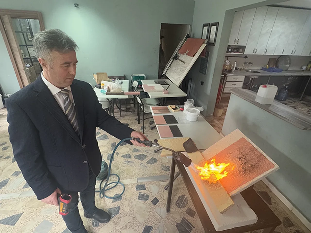 Samsunlu kimyager, 1500 dereceye kadar koruma sağlayan yanmaz boya geliştirdi