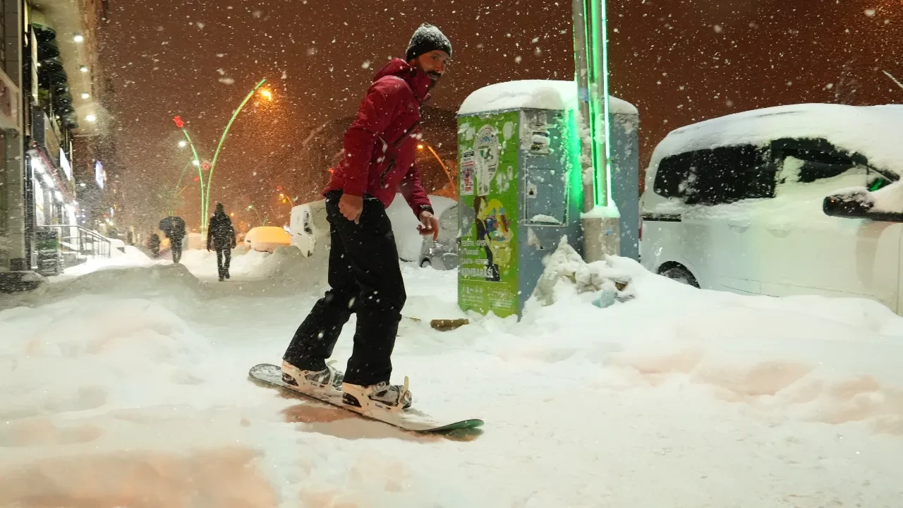 Sokaklar piste döndü! Şehir merkezinde snowboard keyfi