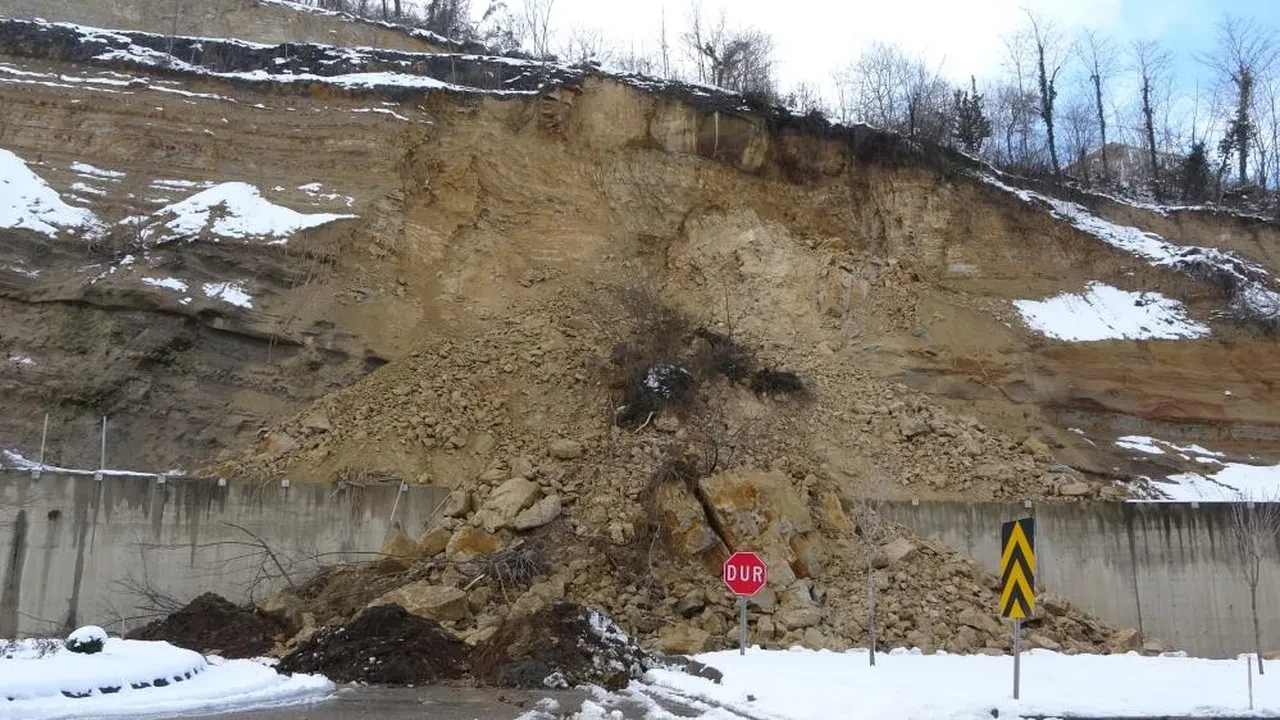 50 ili ilgilendiren yolda heyelan! O anlar anbean kamerada
