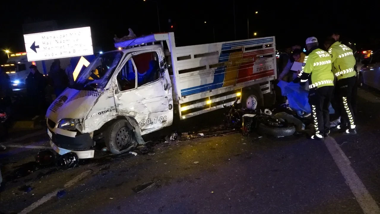 Antalya'da kahreden kaza! Ters yönden gelen kamyonet dehşet saçtı