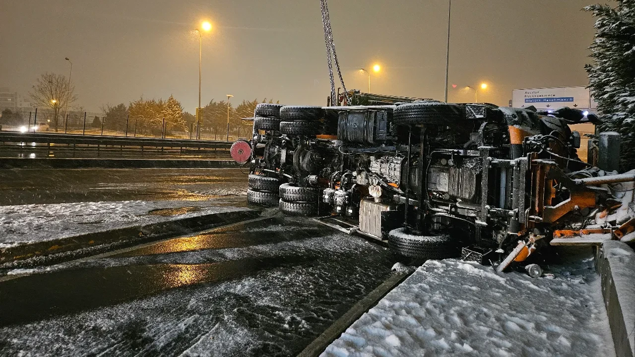 Yürekler ağza geldi! Kar küreme aracı devrildi! Şoför hastaneye kaldırıldı