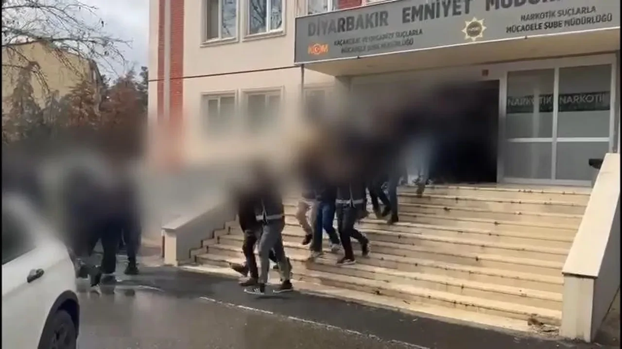 Diyarbakır merkezli 3 ilde büyük operasyon! Bir silahlı suç örgütü daha çökertildi