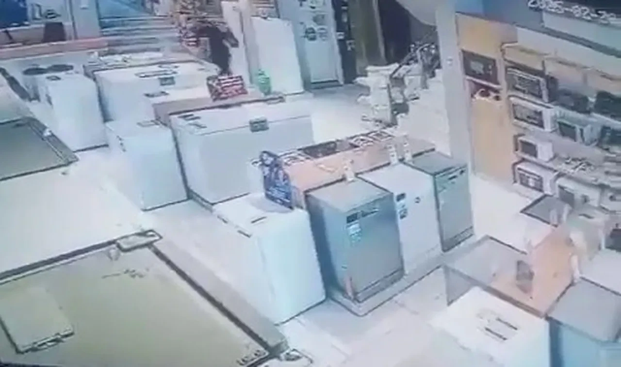 Erzurum'daki depremde panik anları kamerada