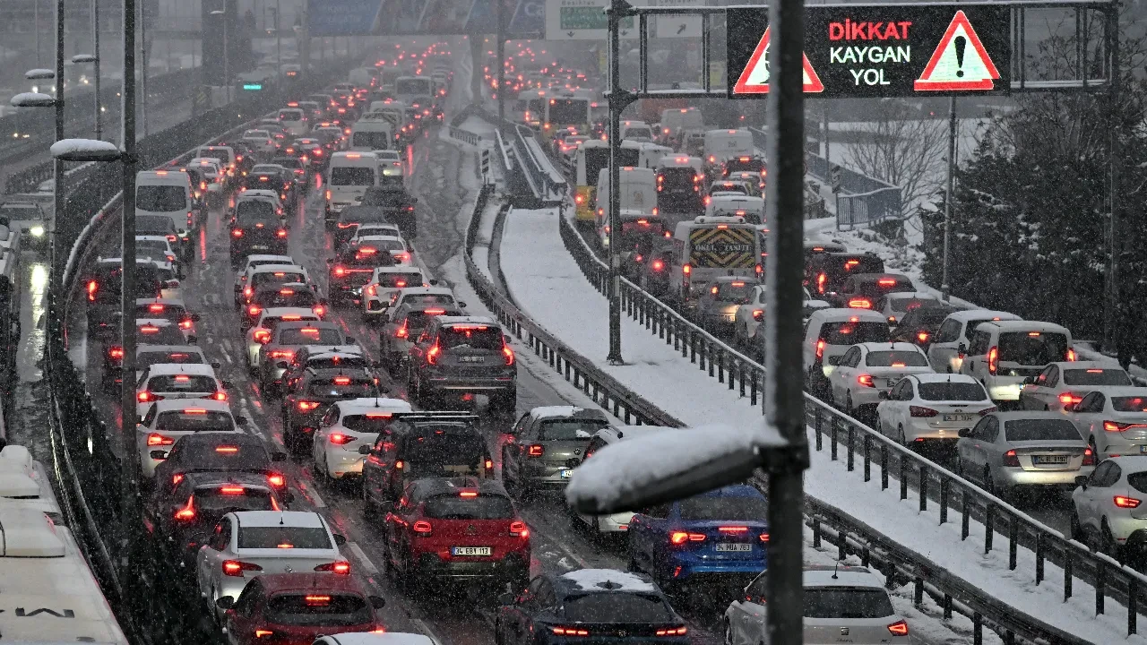 İstanbul'da kar bastırdı, sürücüler yolda kaldı