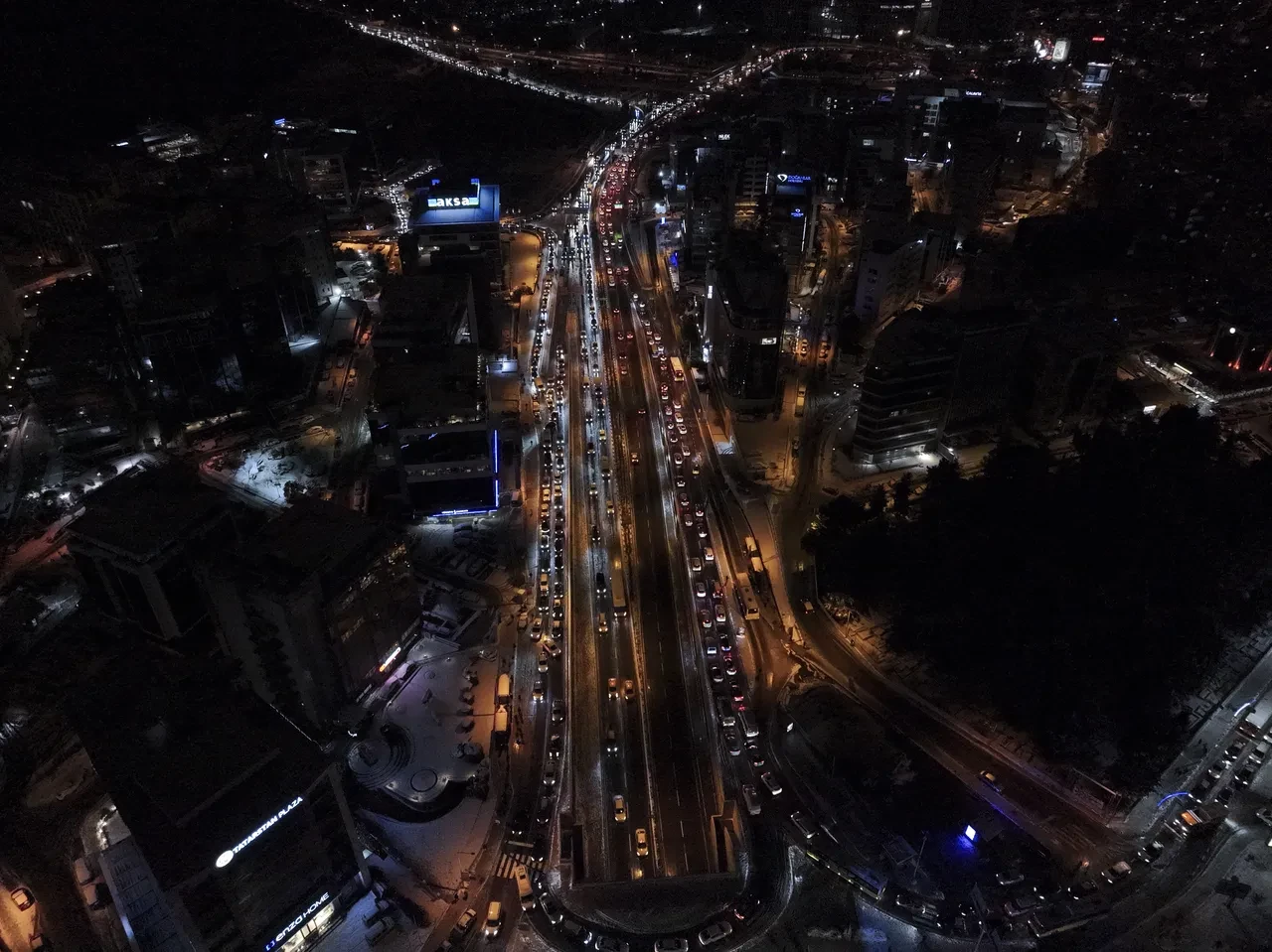 İstanbul'da kar bastırdı, sürücüler yolda kaldı