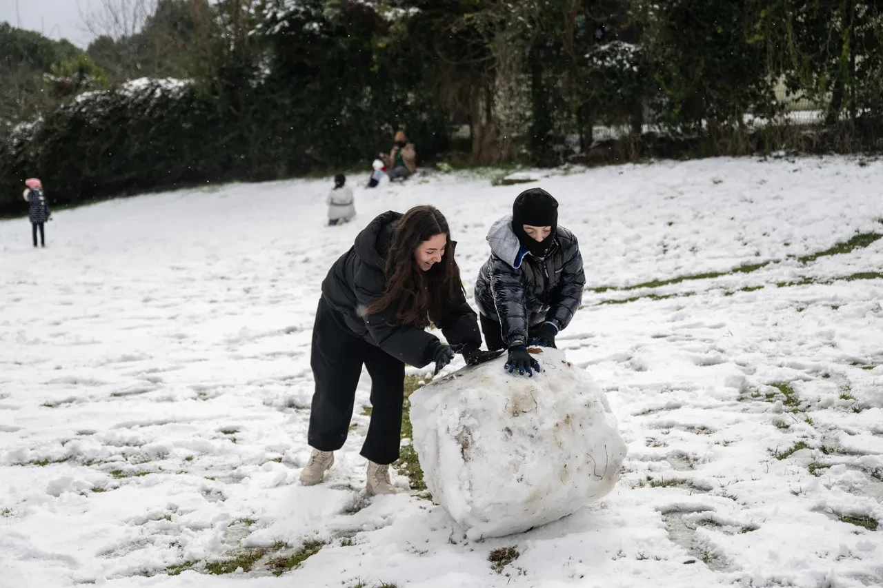 İstanbul'da kar yağışı ne kadar sürecek? AKOM bölgelere göre kar kalınlığını açıkladı