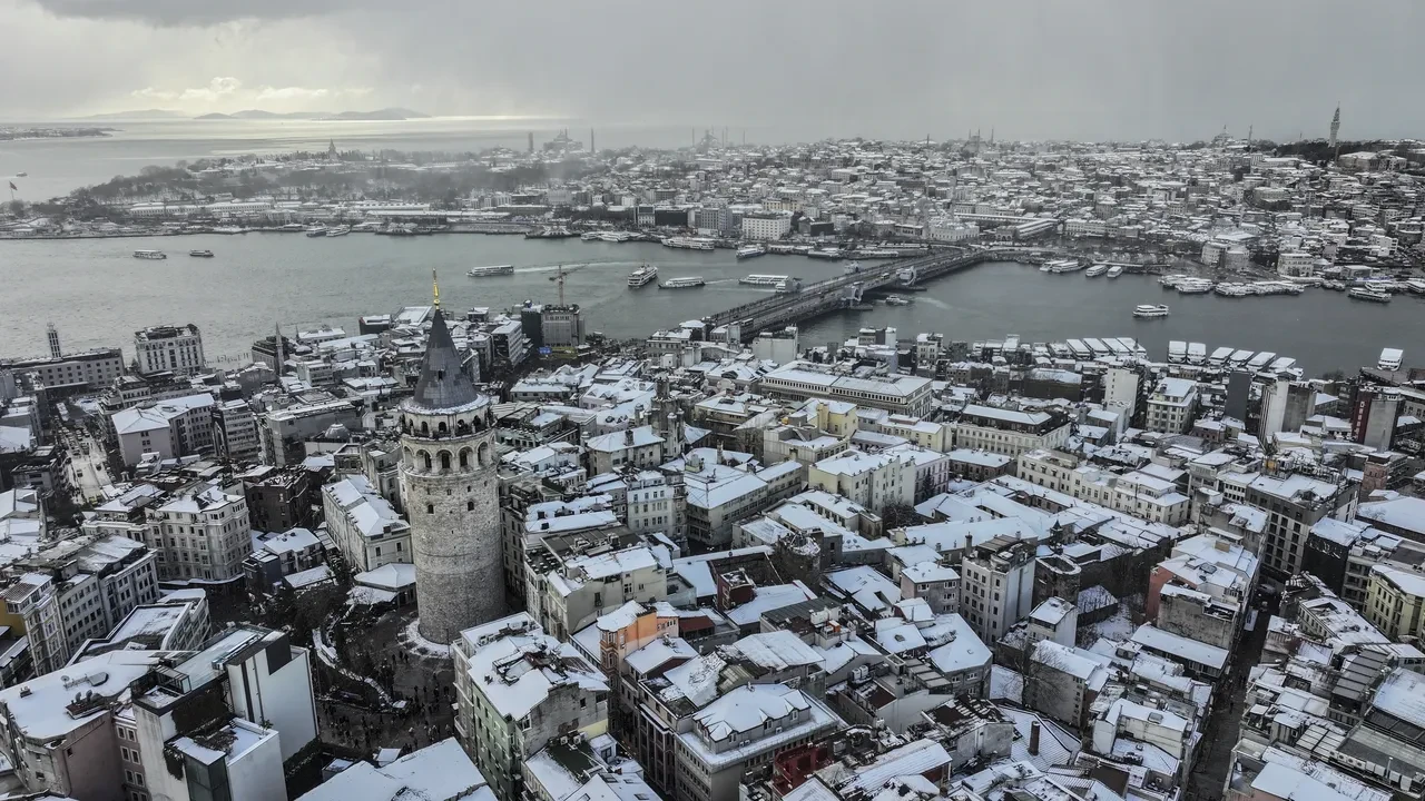 İstanbul'da kar yağışı ne kadar sürecek? AKOM bölgelere göre kar kalınlığını açıkladı