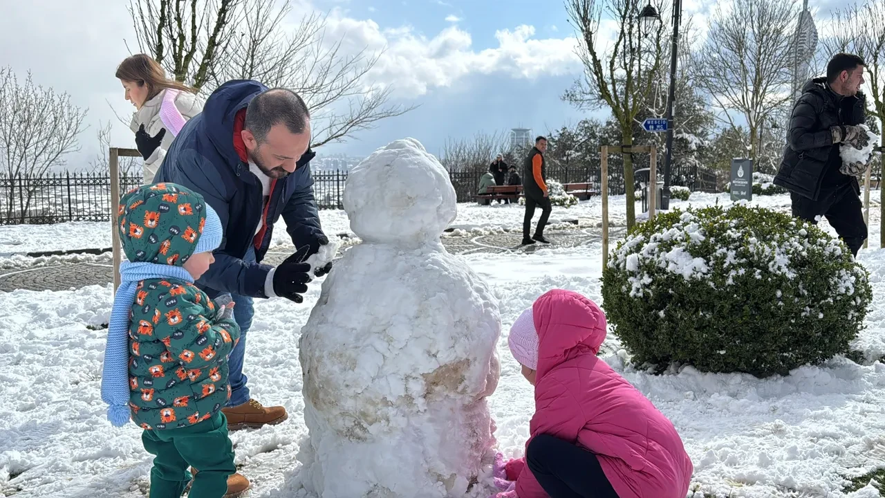 İstanbul'da pazartesi okullar tatil olacak mı? Kar yağışı devam ederken Vali Gül cevapladı