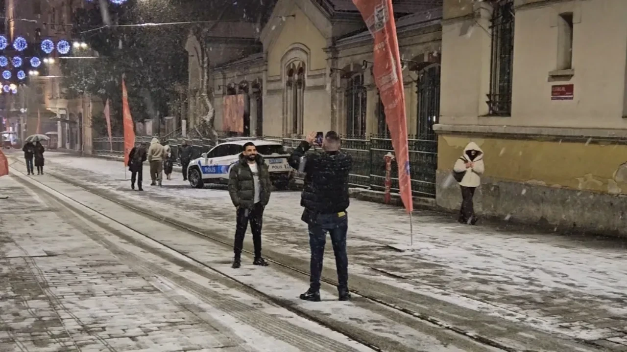 İstanbullular üçüncü gece de karın keyfini çıkardılar