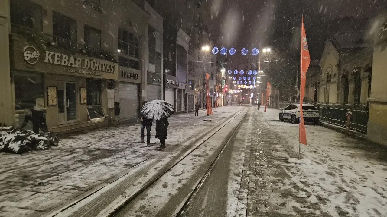 İstanbullular üçüncü gece de karın keyfini çıkardılar