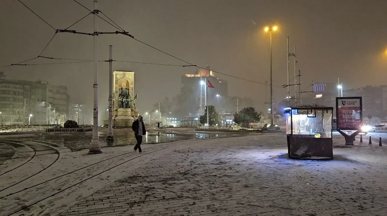 İstanbullular üçüncü gece de karın keyfini çıkardılar