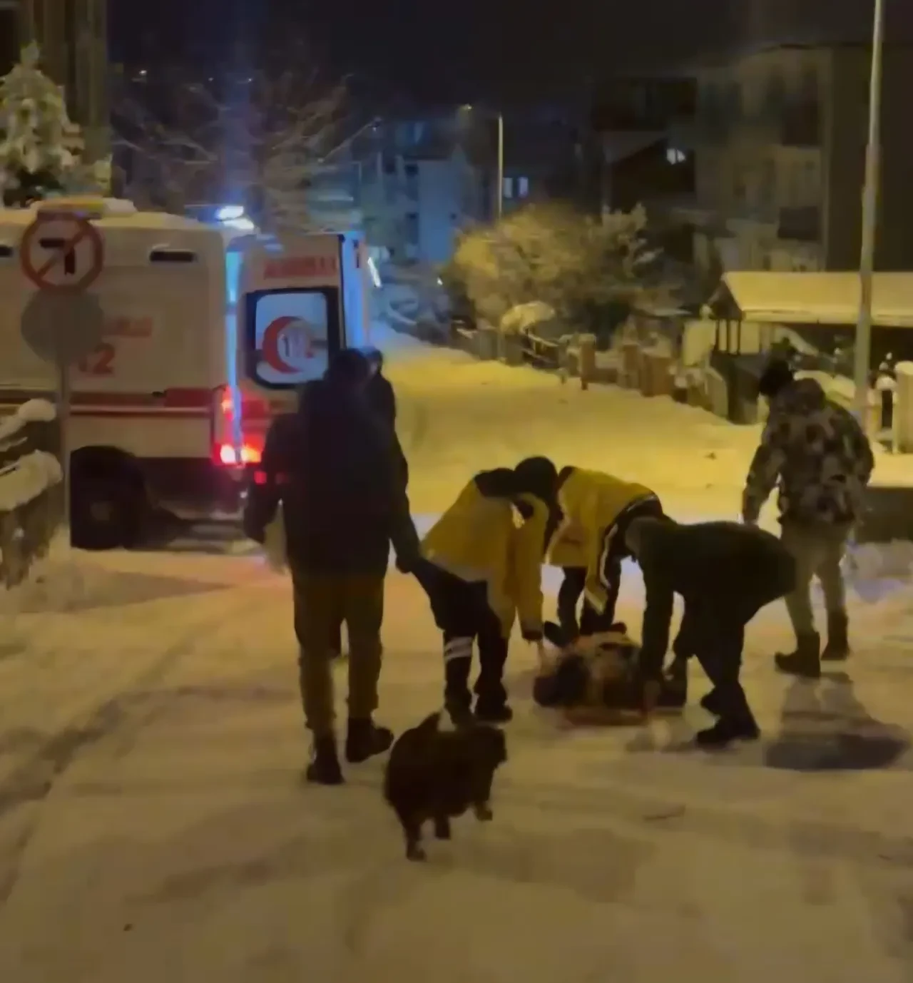 Kar keyfi kabusa döndü: Genç kız duvara çarptı