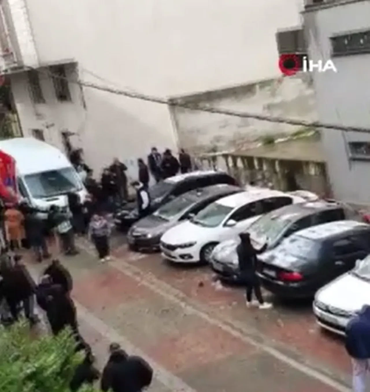 Küçükçekmece'de binanın çatısına yıldırım düştü! 1 kişi yaralandı, çok sayıda araç zarar gördü