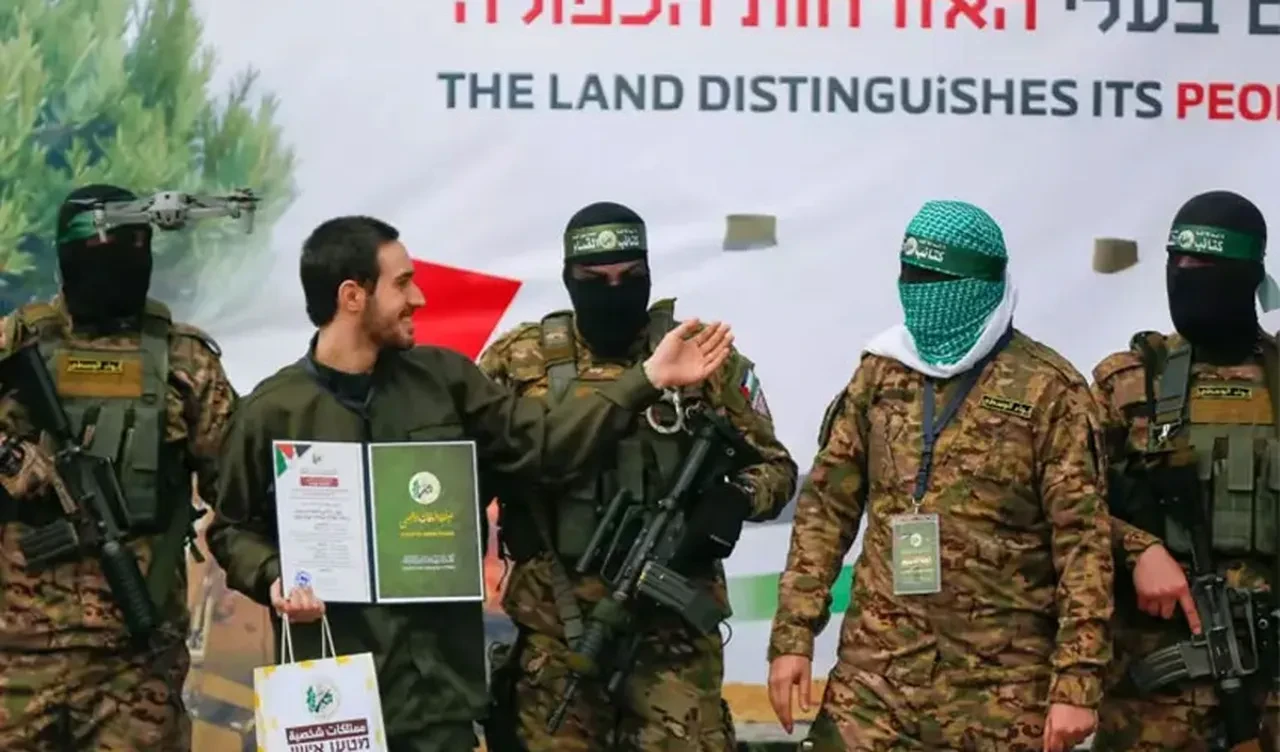 Rehine takasına damga vurdu! İsrailli rehine Hamas askerlerini alınlarından öptü