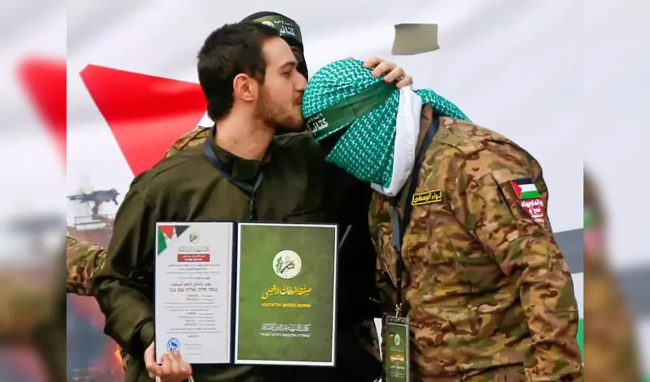 Rehine takasına damga vurdu! İsrailli rehine Hamas askerlerini alınlarından öptü