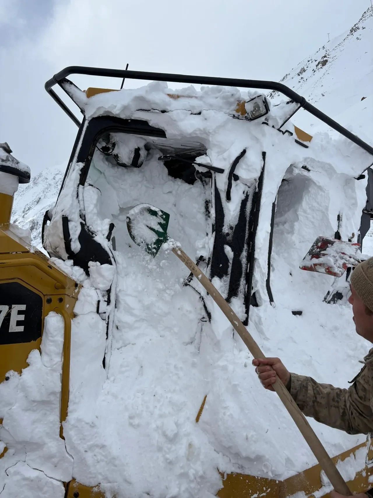 Sadece kafası göründü! İş makinesi operatörü çığın altında kaldığı anı kaydetti