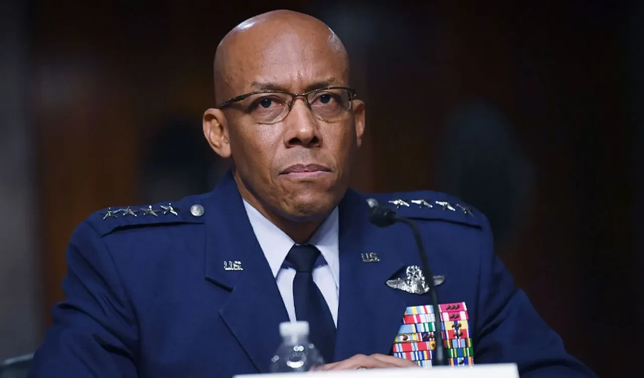Trump'ın ani kararı Pentagon'u salladı! Savunma Bakanı görevden alındı