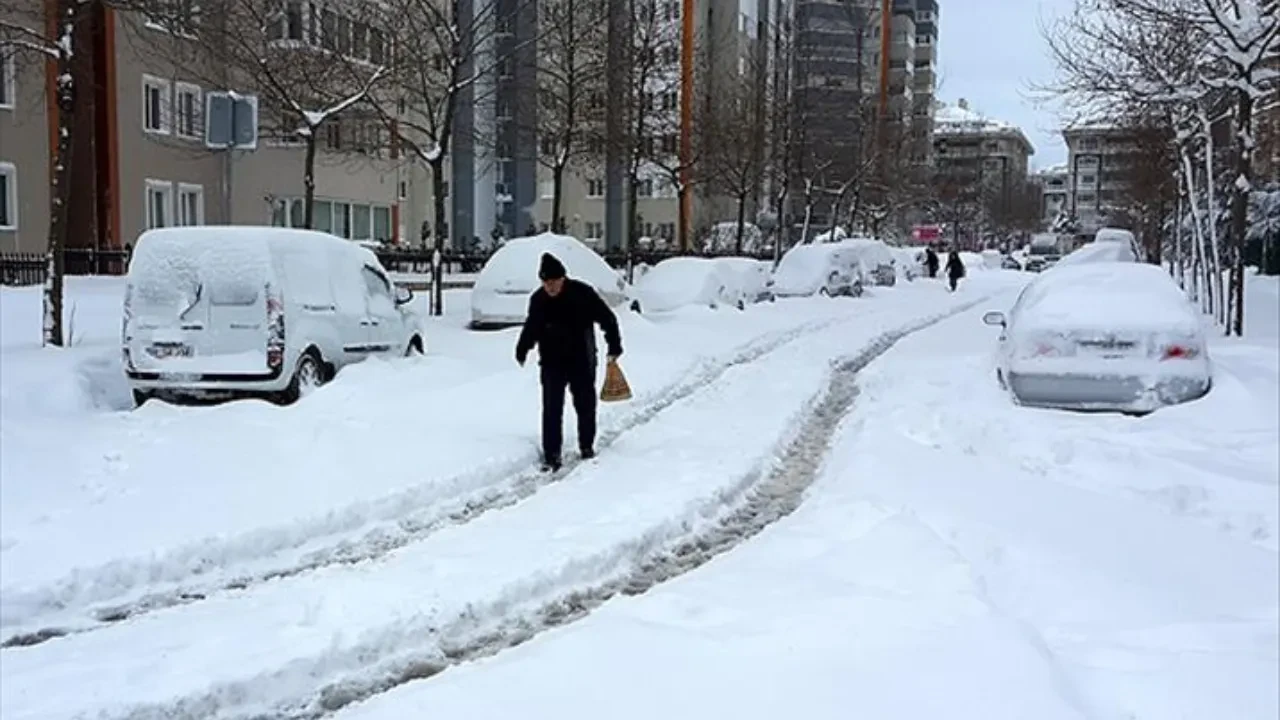 24 Şubat İstanbul'da okullar tatil mi? Valilikten son dakika açıklaması bekleniyor