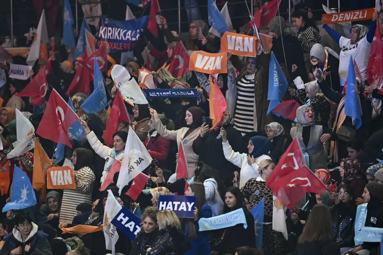 AK Parti'de bir tarihi gün daha! Erdoğan 8. Olağan Büyük Kongre'de tekrar başkan seçildi