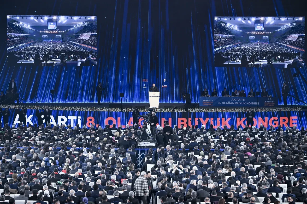 AK Parti'de bir tarihi gün daha! Erdoğan 8. Olağan Büyük Kongre'de tekrar başkan seçildi