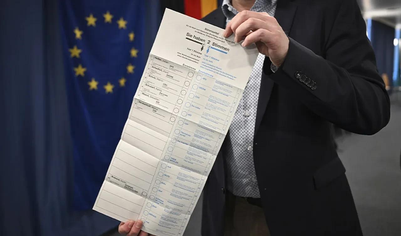 Almanya'da aşırı sağın gölgesinde kritik seçim: 5 aday için oy verme işlemi başladı
