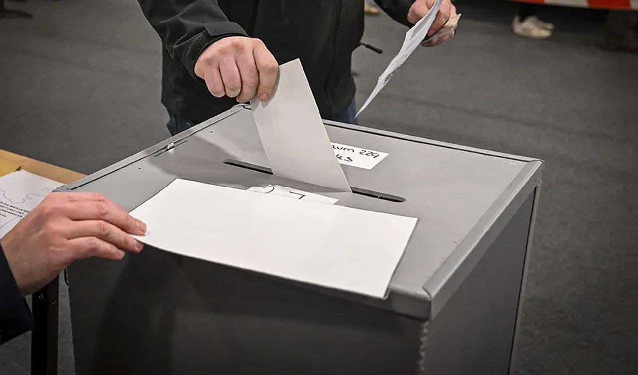 Almanya'da aşırı sağın gölgesinde kritik seçim: 5 aday için oy verme işlemi başladı