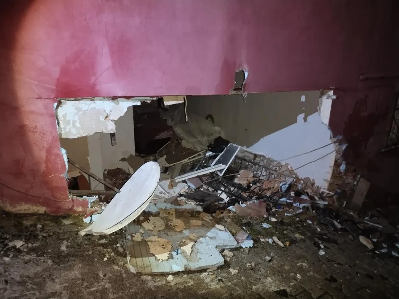 Buzlanan yolda korkunç kaza kamerada! Önce taksiyi biçti ardında evin duvarını yıktı