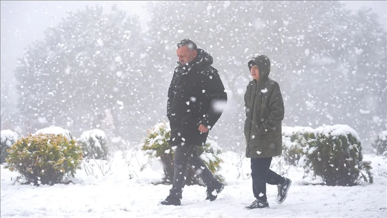 İstanbul'da okullar tatil mi, son dakika? 24 Şubat 2025 Pazartesi için gözler valiliğin açıklamasına çevrildi