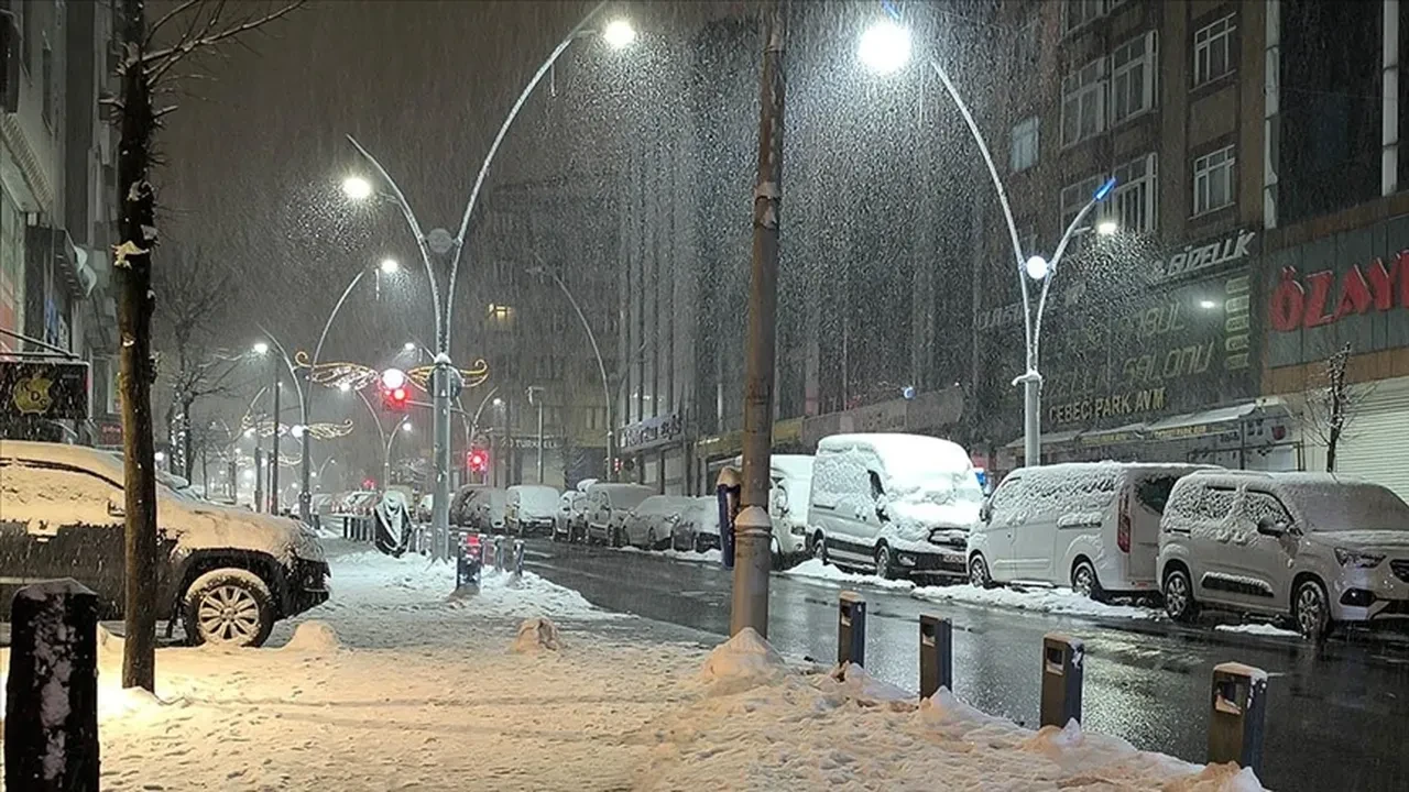 İstanbul'da okullar tatil mi, son dakika? 24 Şubat 2025 Pazartesi için gözler valiliğin açıklamasına çevrildi