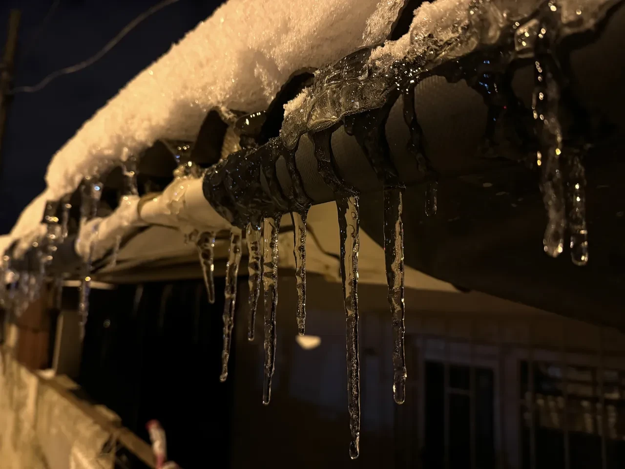 İstanbullu dondu! Kar yağışı şiddetini artırdı, her yer buz tuttu