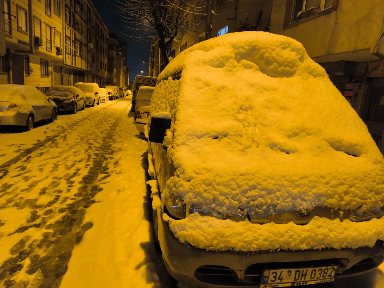 İstanbullu dondu! Kar yağışı şiddetini artırdı, her yer buz tuttu