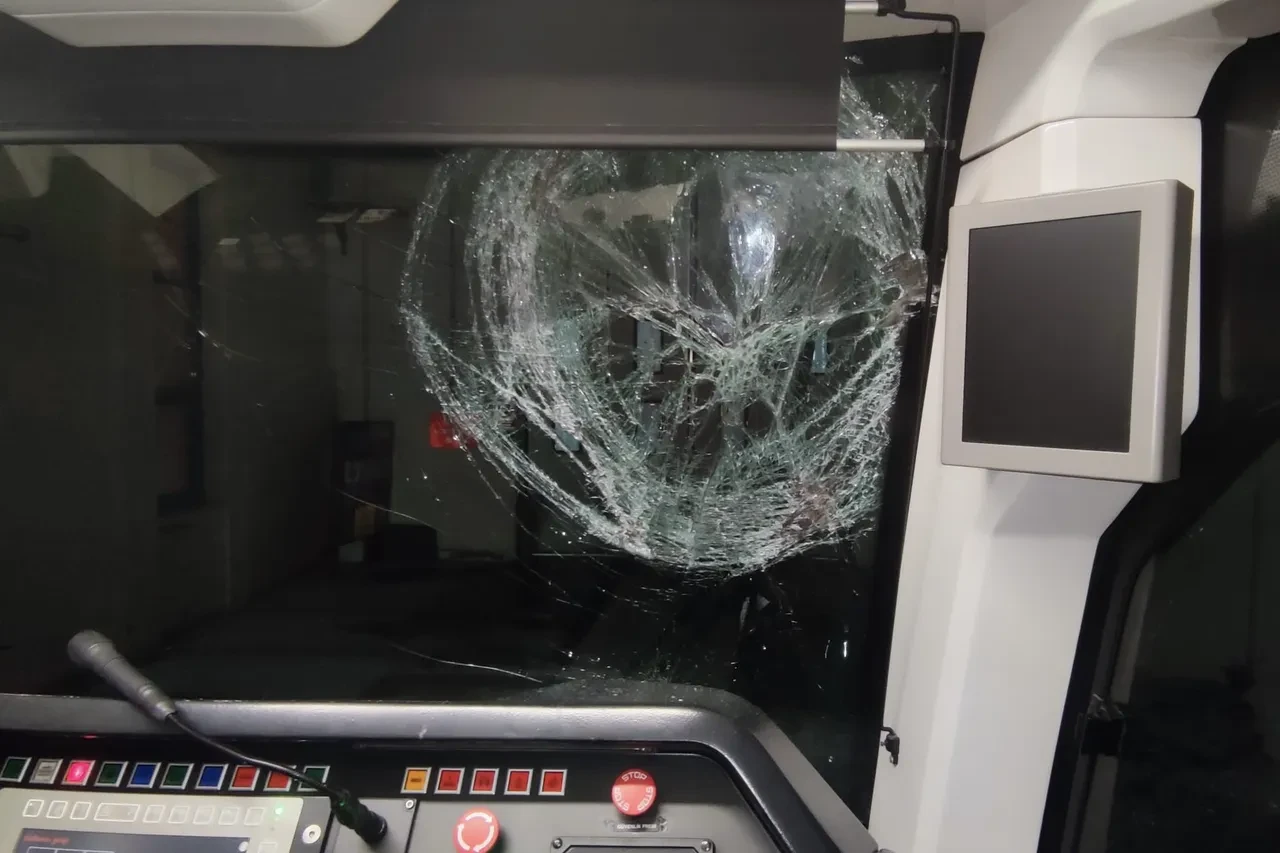 Kar topu eğlencesi bu defa zarar verdi! İçine taş sıkıştırıp tramvaya attılar