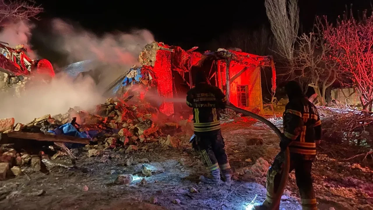 Kepçe ile girdiler! Mersin’de ev yangını: Ölü var!