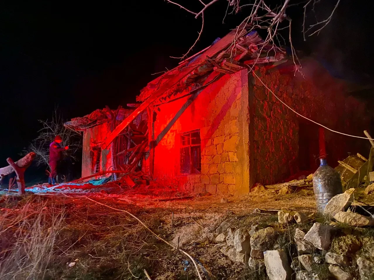 Kepçe ile girdiler! Mersin’de ev yangını: Ölü var!