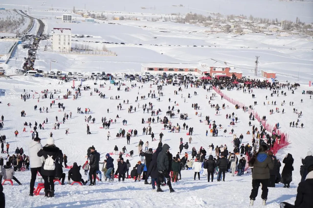 Muş’ta kar etkinliği şenlik havasında geçti: Soğuk havada halay coşkusu!