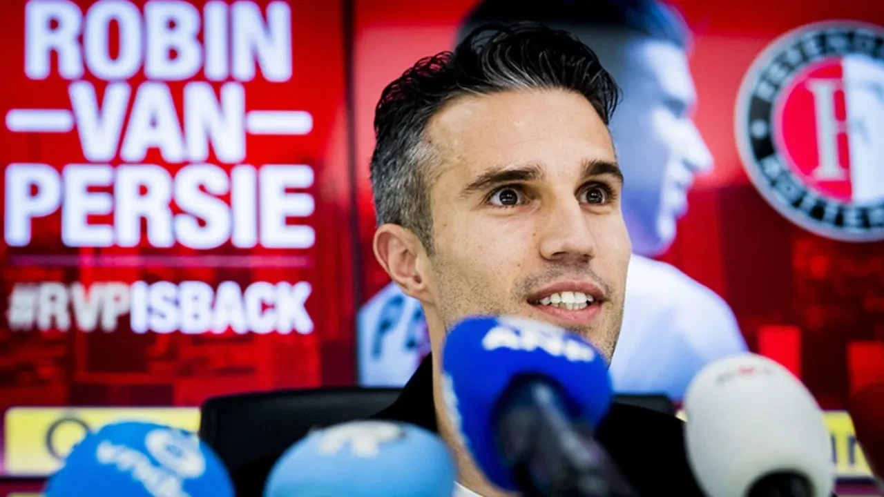 Robin van Persie imzayı attı! Transfer resmen açıklandı