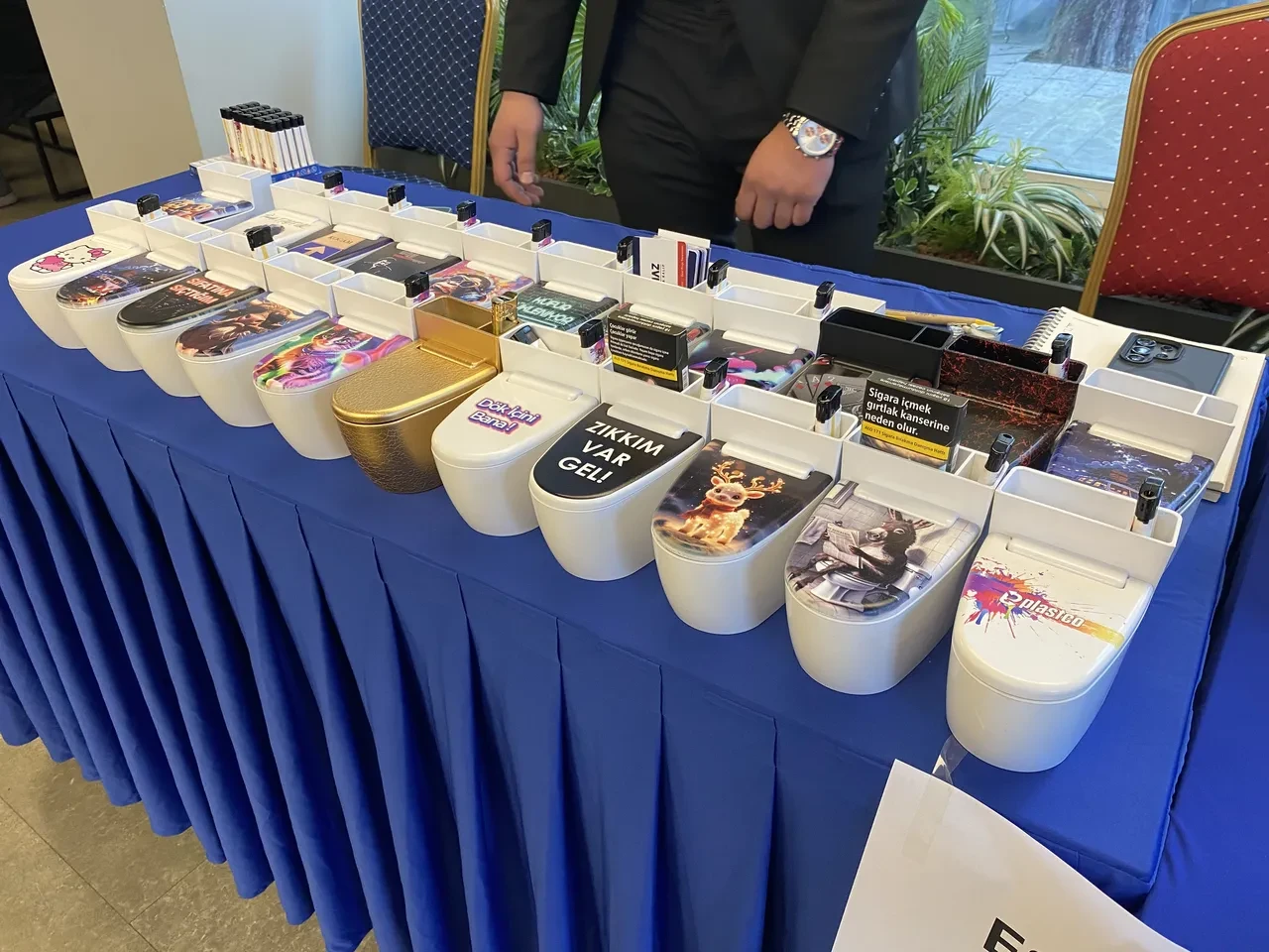 Tuvalette sigara içerken parayı buldu! Daha da yoğun talep görüyor: Klozet küllük satışları uçuyor