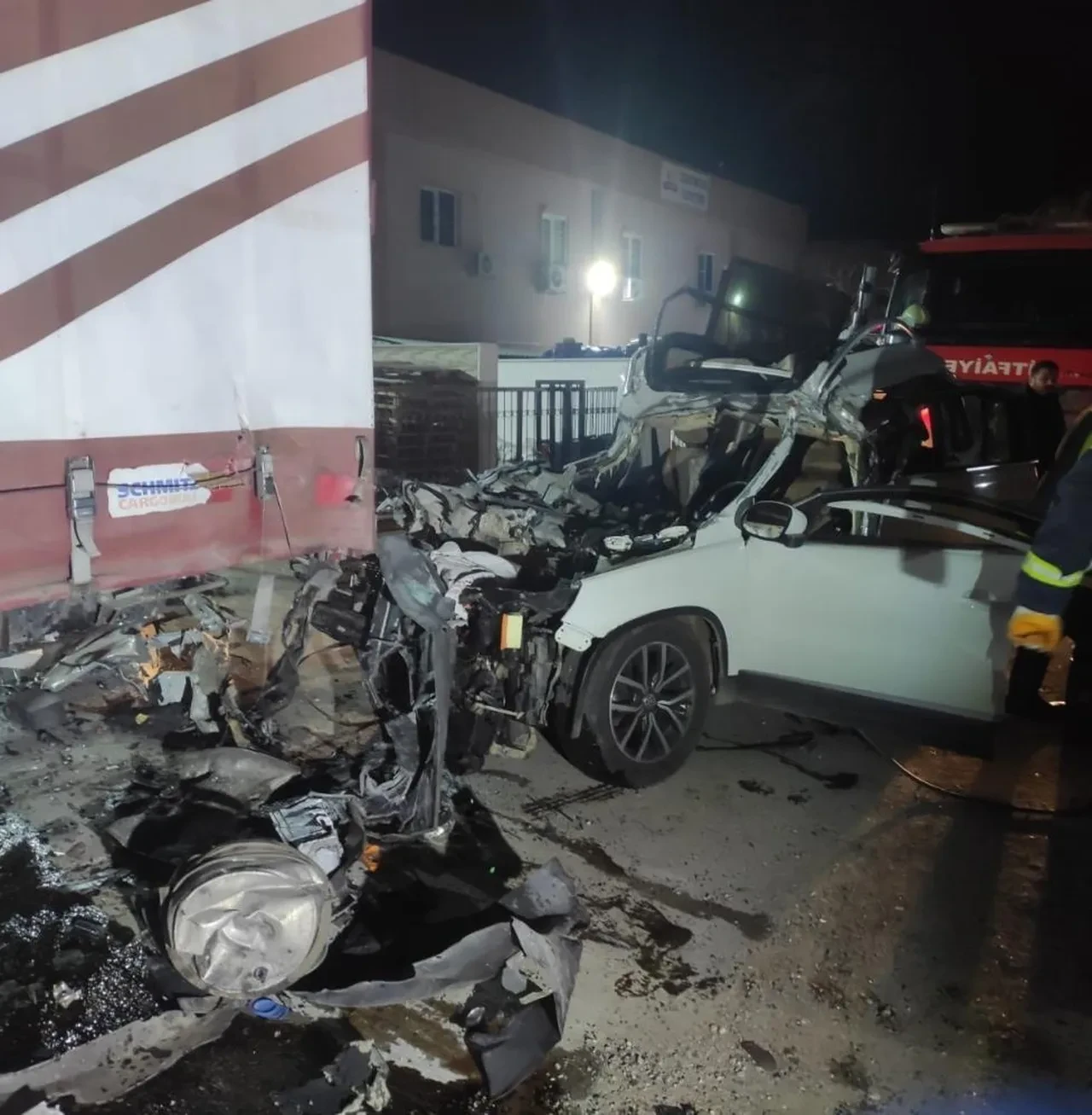 Akhisar'da feci kaza! Park halindeki tıra arkadan çarptı: 2 ölü