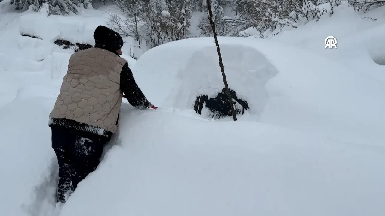 Bir şehir kara gömüldü! Vatandaşlar araçlarını bile bulamıyor 