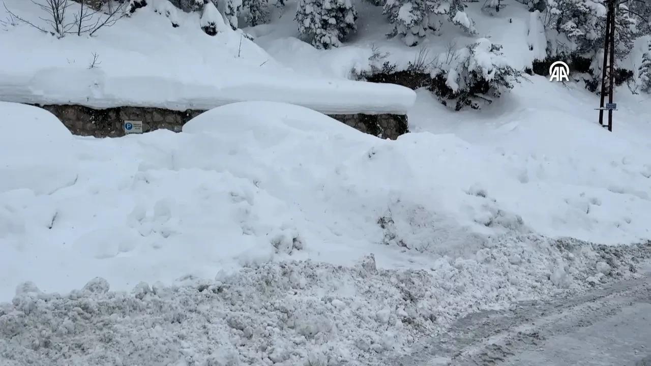Bir şehir kara gömüldü! Vatandaşlar araçlarını bile bulamıyor 