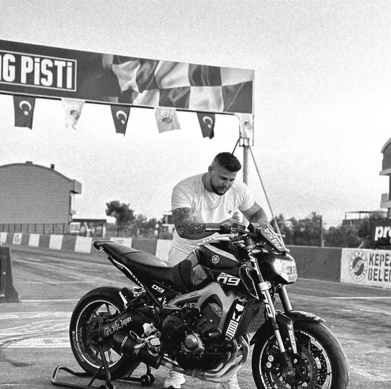 Drag pistinde eğlence ölümle bitti Bariyerler sonu oldu