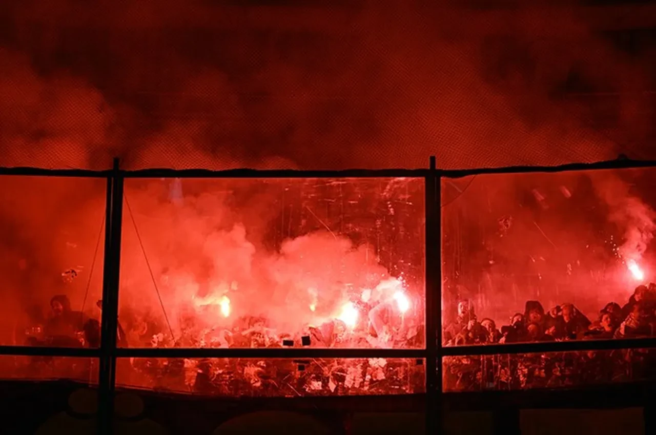 Galatasaray Fenerbahçe derbisi neden durduruldu?