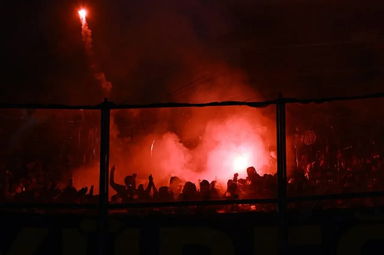 Galatasaray Fenerbahçe derbisi neden durduruldu?