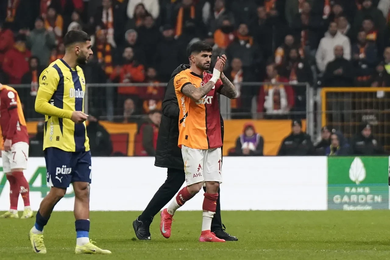 Galatasaray Fenerbahçe maçında kimler sakatlandı? Eren Elmalı ve Sallai’nin durumu oyuna devam edemedi
