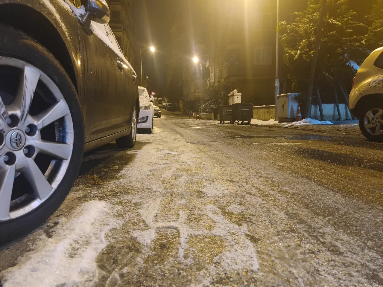İstanbul buzla kaplandı! Valilikten kritik uyarı: 'Yola çıkarken dikkatli olun'