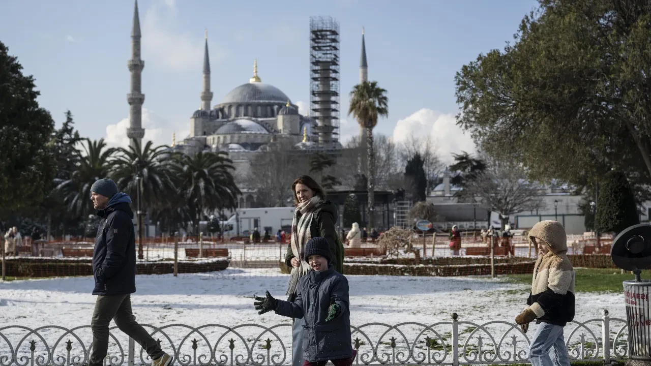 İstanbul'da okullar tatil edilecek mi? Valilikten açıklama geldi: 'Kuvvetli buzlanma ve don' olacak