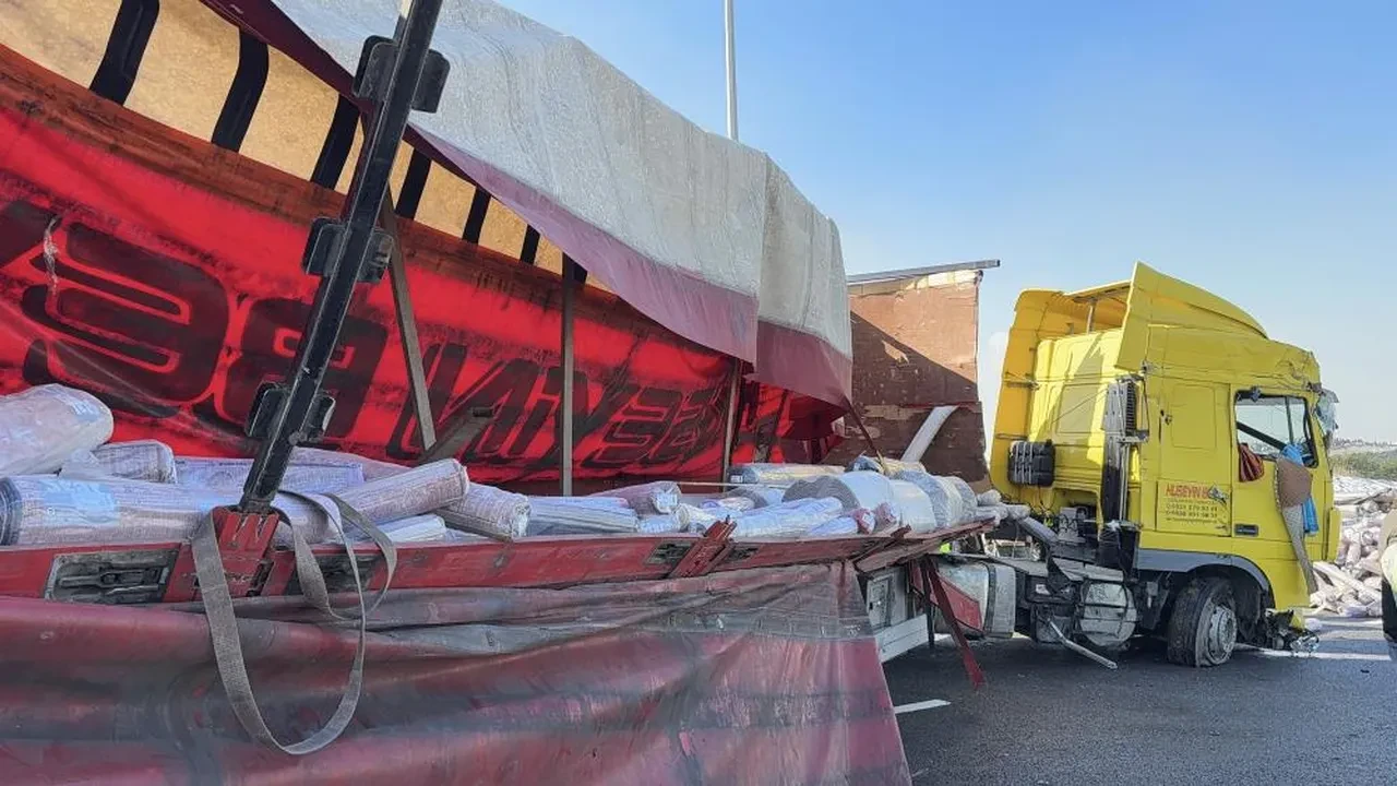 İstanbul'da yolcu otobüsü tırla çarpıştı: Bölgeye çok sayıda ekip sevk edildi