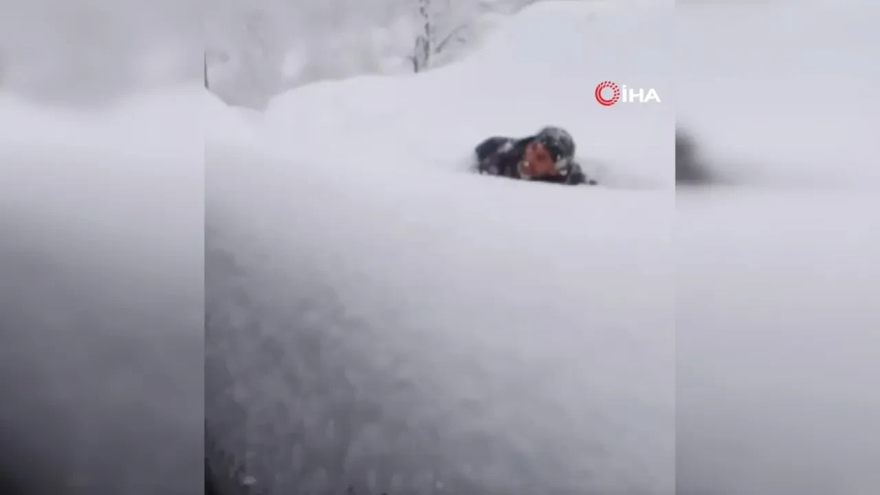 Kar kalınlığı 2 metreyi bulunca evine yüzerek gitti! Eşi kahkahaya boğuldu